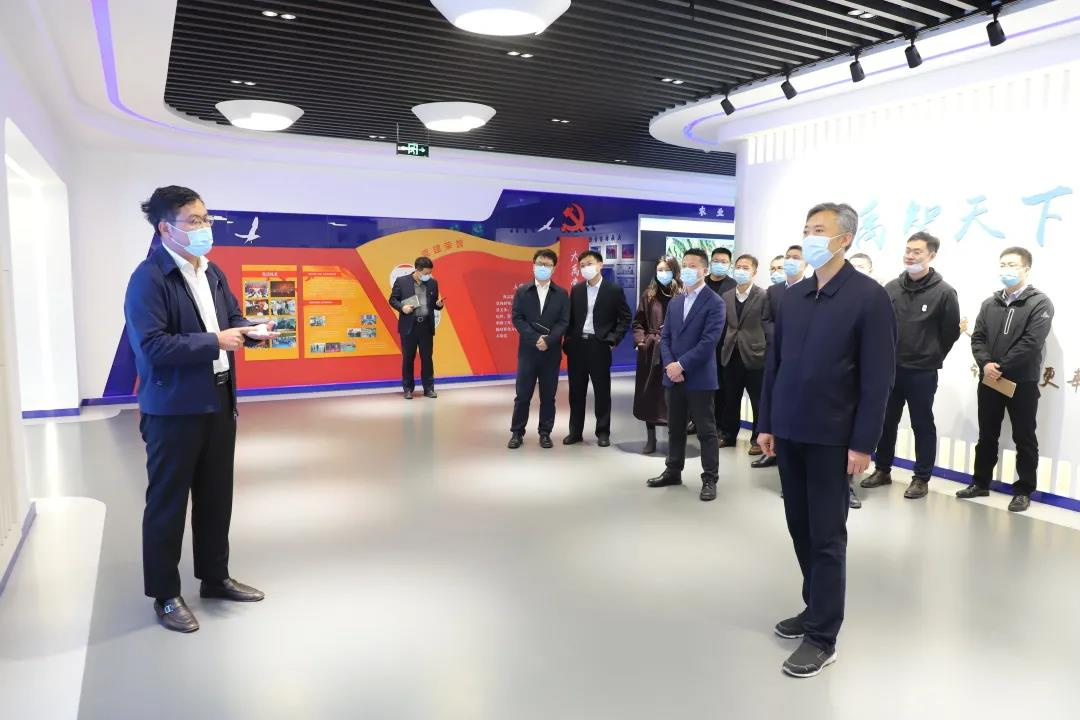 Ван цзюнь, секретарь районного комитета вуцин города тяньцзинь, и его окружение посетили ирригационную группу дайу